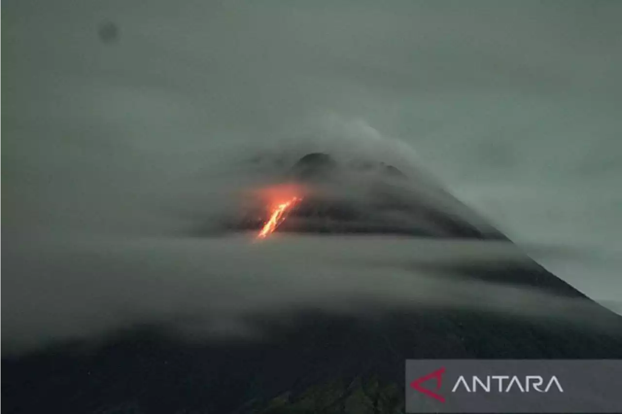 Guguran lava pijar meluncur lima kali dari Gunung Merapi