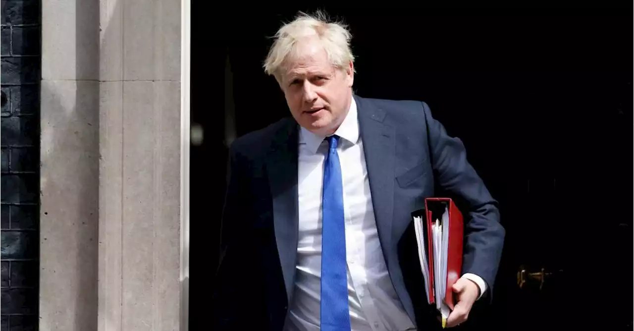 Boris Johnson pende de un hilo tras avalancha de renuncias en su gobierno