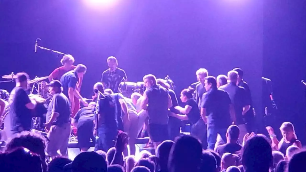 Carlos Santana collapses on stage at Michigan concert