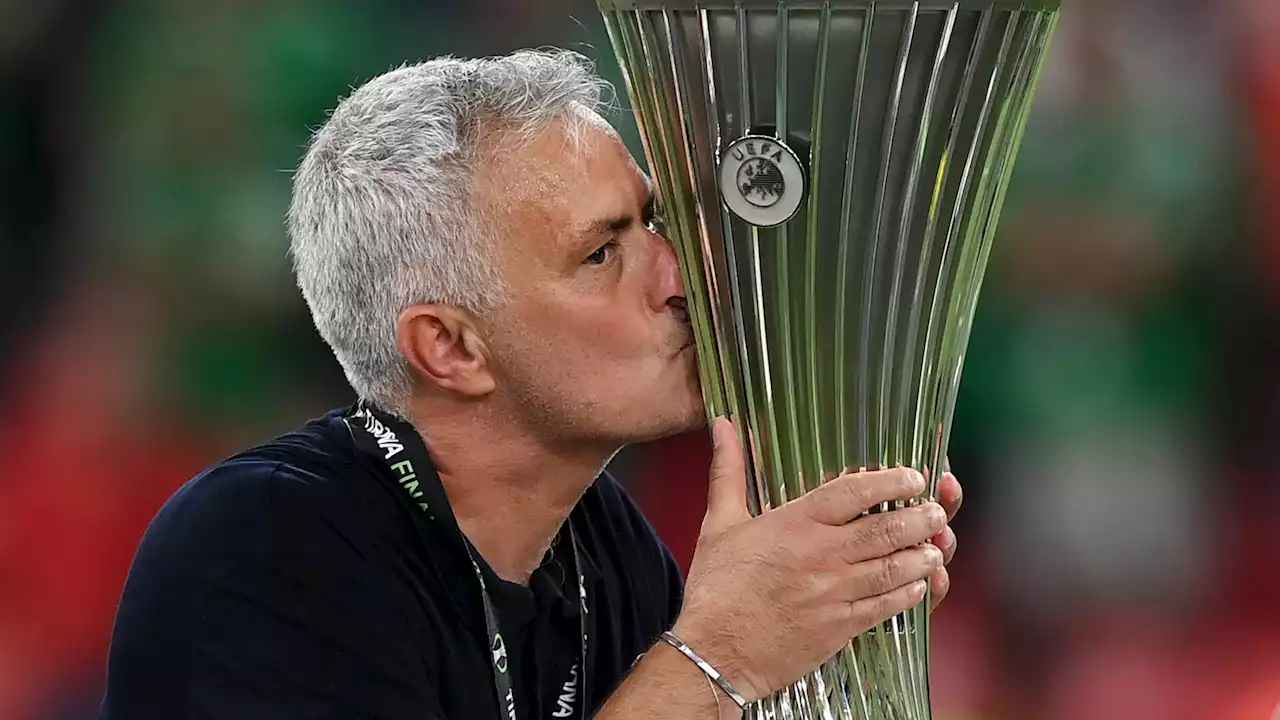 Manis! Pelatih AS Roma Jose Mourinho Tambahkan Ini Di Ruang Kerjanya | Goal.com