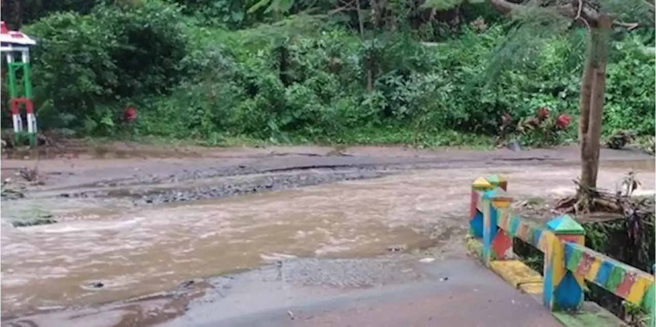 Jalan Terendam Banjir Memaksa Warga Banyuwangi Memutar Rute Perjalanan 14 KM | merdeka.com