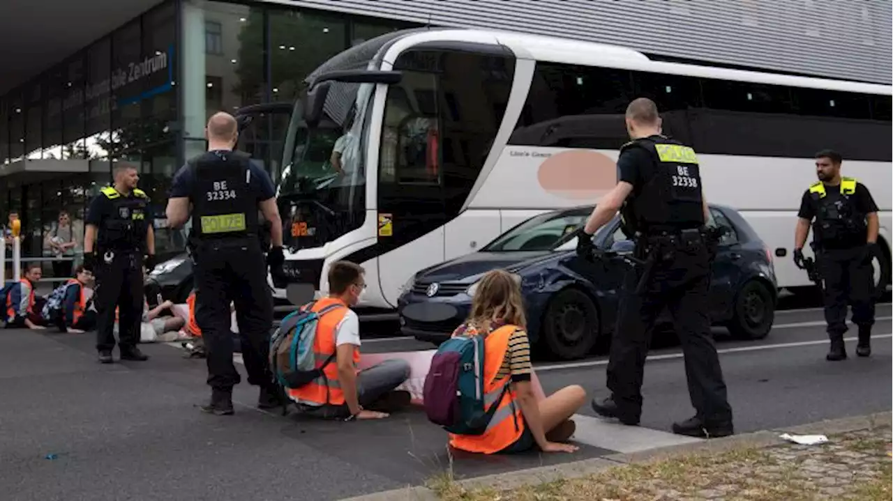 Straßenblockade führt zu langem Stau auf der A114