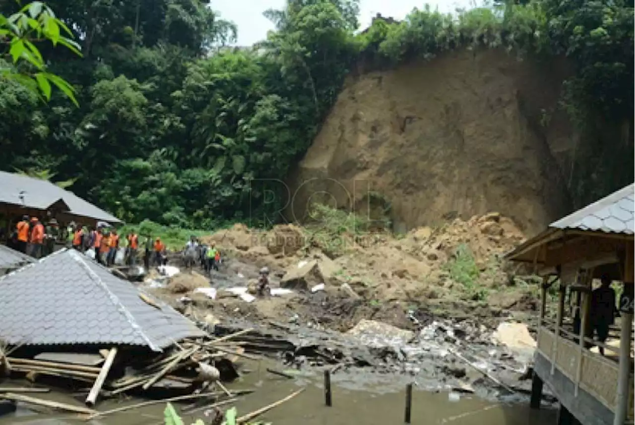 Tiga Penambang Batu Cinnabar Tertimbun Longsor Belum Ditemukan |Republika Online