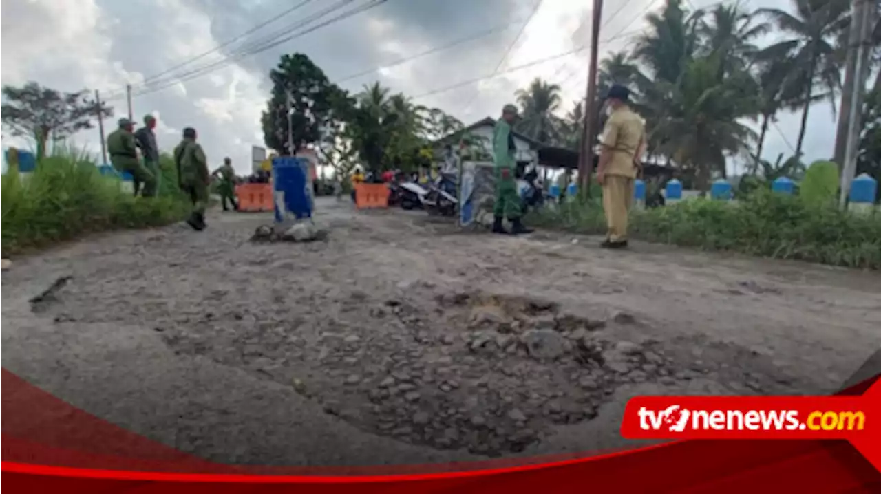 Protes Jalan Rusak, Warga Desa Cantuk Banyuwangi 'Sweeping' Dump Truk Galian C