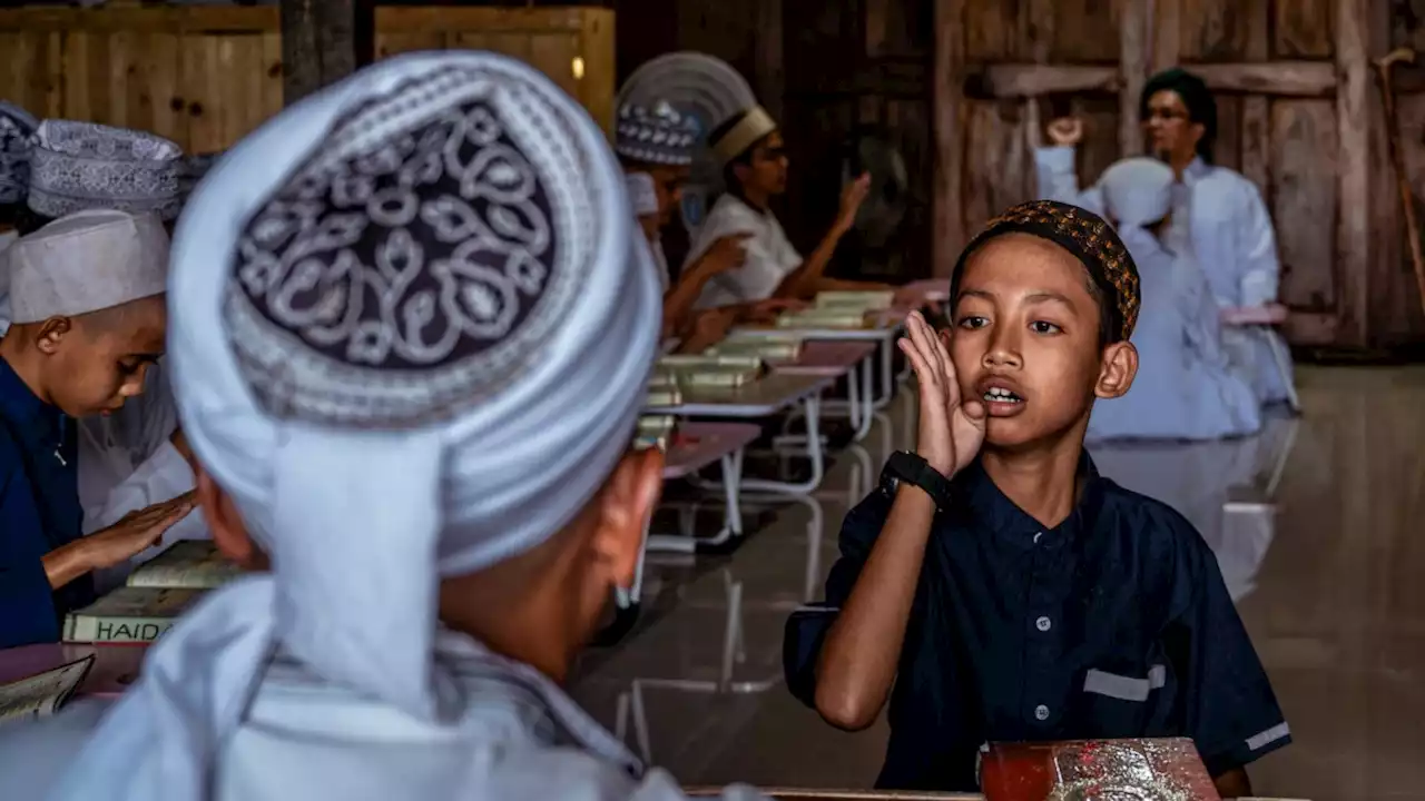 Kisah Seorang Ustaz Ajarkan Siswa Hafalkan Al-Qur’an Lewat Bahasa Isyarat