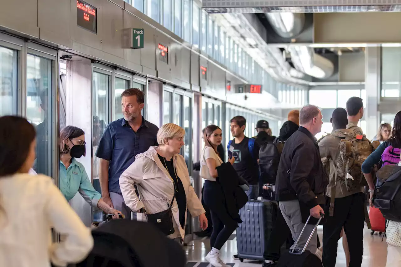 Holiday travelers see fewer flight cancellations, still some headaches