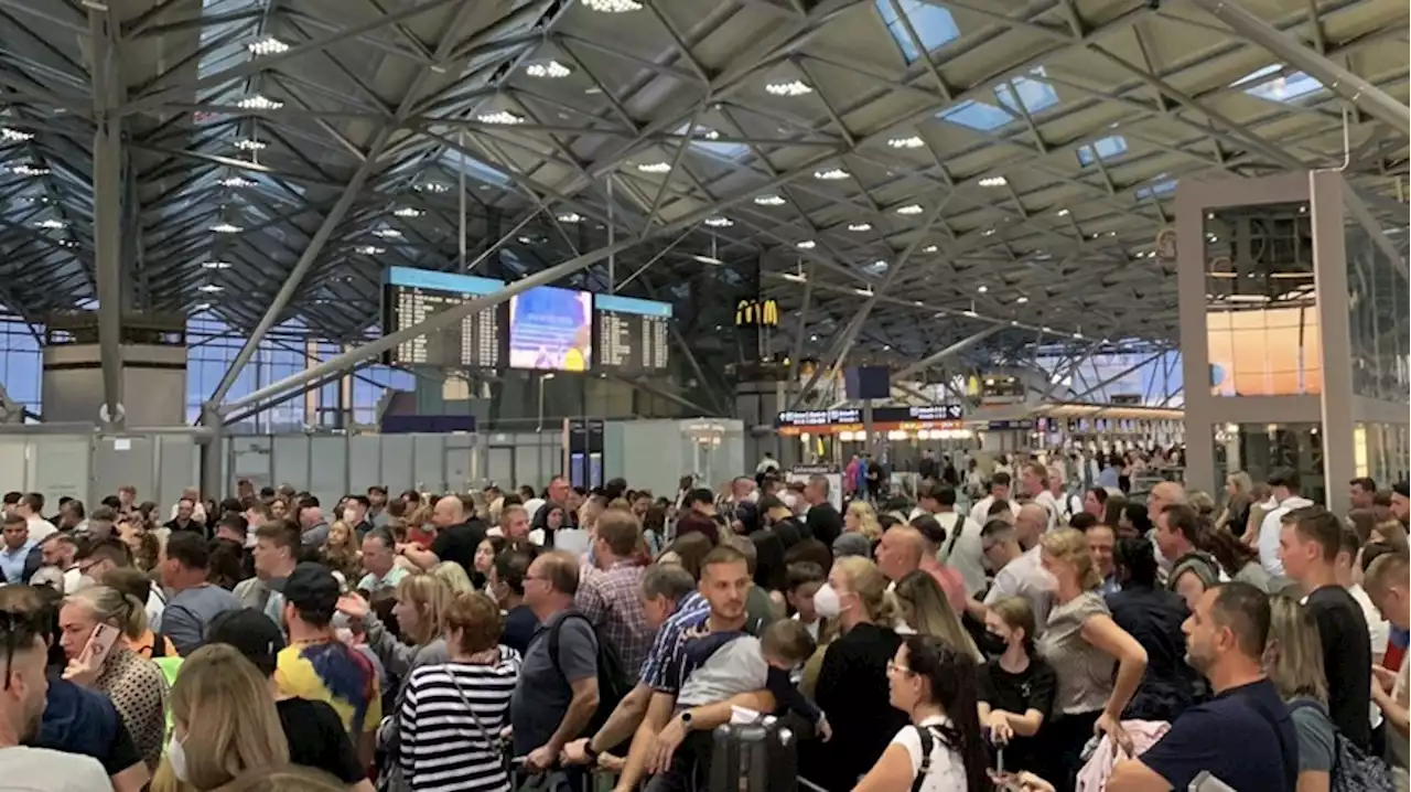 Personal angeblich mit Monitoren beworfen: Flughafen-Chaos artet aus