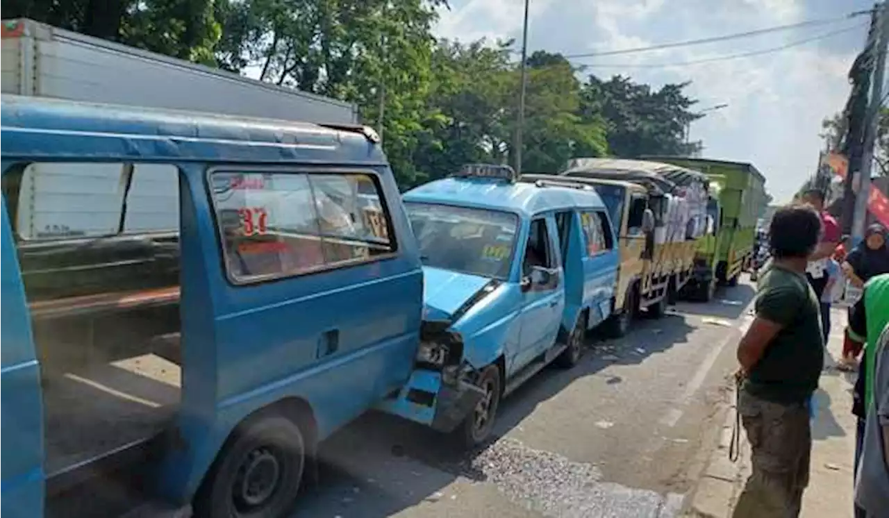 6 Kendaraan Terlibat Tabrakan Beruntun di Jalan Raya Bogor