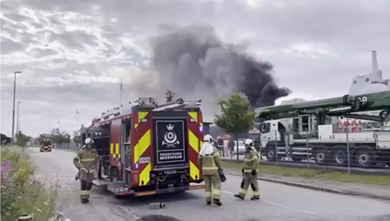 Kraftig brand i industrikvarter: Brandvæsenet er massivt til stede