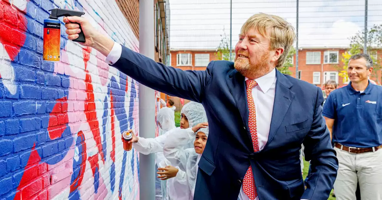 Willem-Alexander der Niederlande: König Cool: Hier greift er im Business-Look zur Graffiti-Spraydose