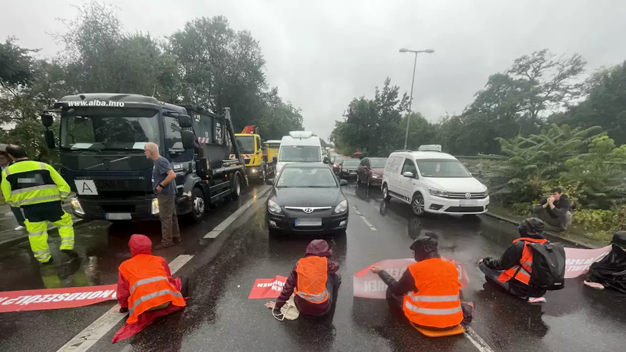 Klima-Kleber-Stau zum Ferienstart in Berlin