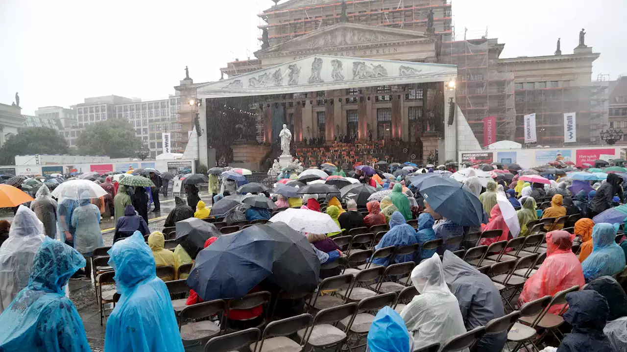 Nasser Start für Classic Open Air: Die Fledermaus im Regentakt