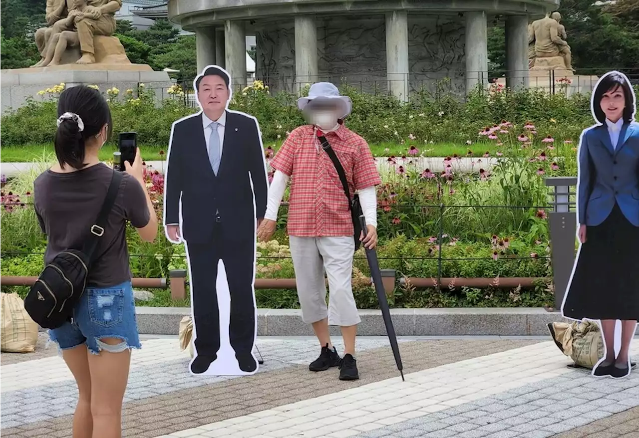 청와대 앞 ‘윤석열·김건희 등신대’…누가 설치했을까