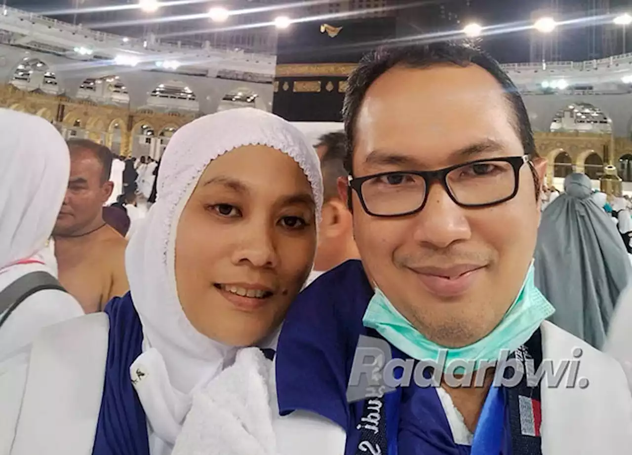 Pasutri Yudi Setyo-Fika Dian Rayakan HUT Perkawinan Ke-21 Bersamaan Haji Akbar