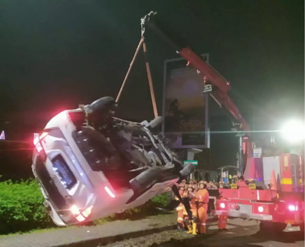 Sopir Mabuk, Mobil Tabrak Pintu Parkir di Wiyung