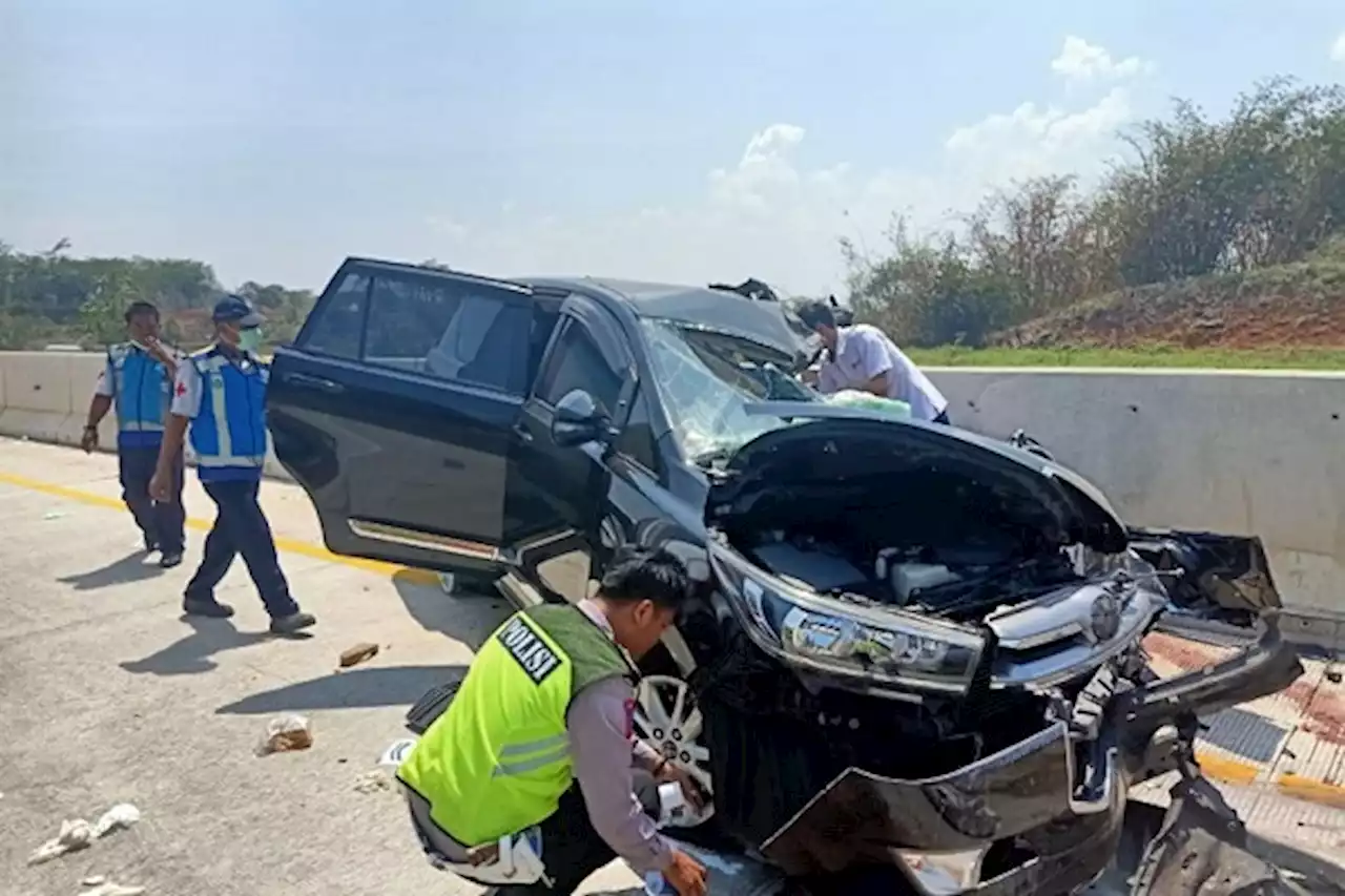 Innova Seruduk Truk Tronton di Jalur Tol Sragen, Begini Kronologinya