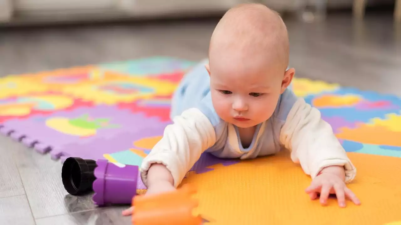 Spielmatten für Babys: Darauf sollten Eltern beim Kauf achten