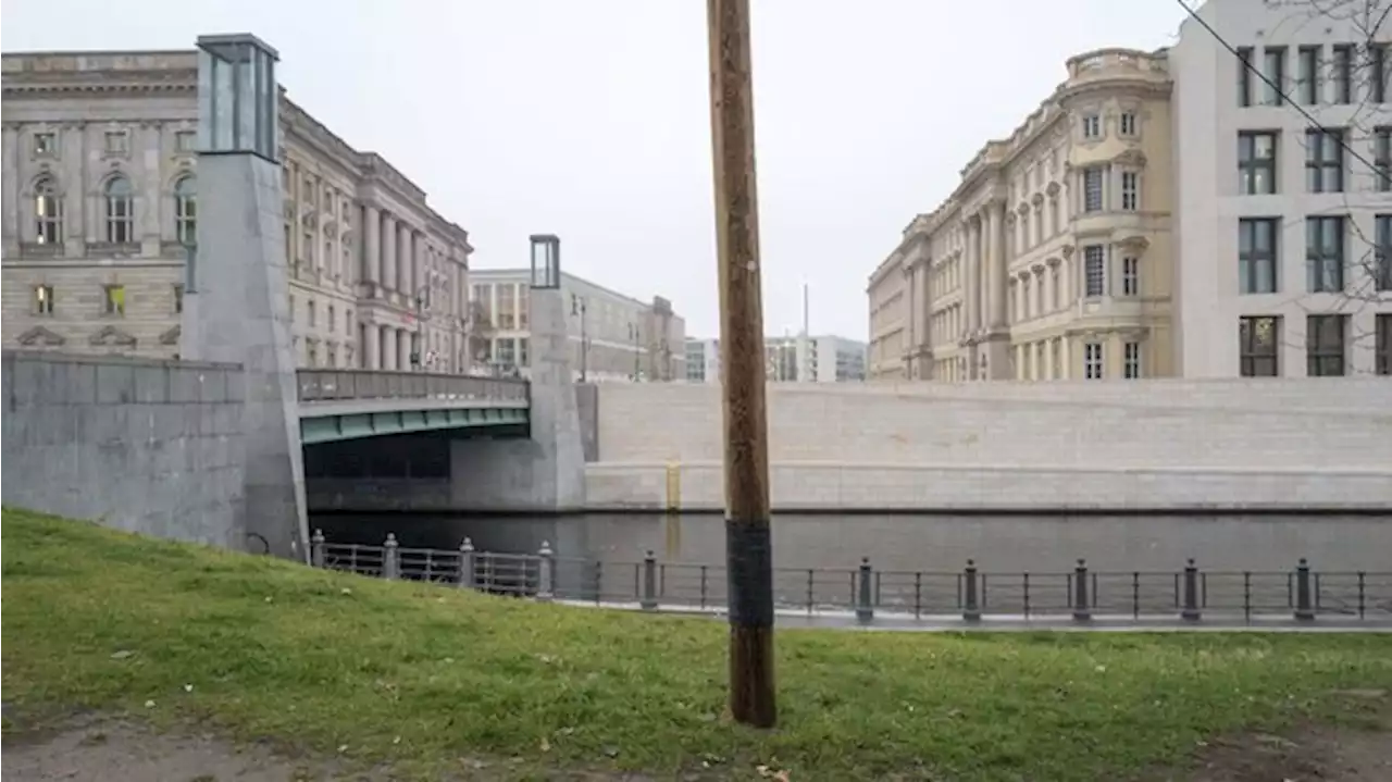 Mann stirbt nach Sprung von Rathausbrücke in Berlin-Mitte