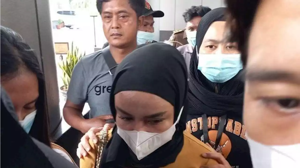 Polisi Jelaskan Alasan Jemput Paksa dan Tahan Medina Zein di Polda Metro Jaya - Tribunnews.com