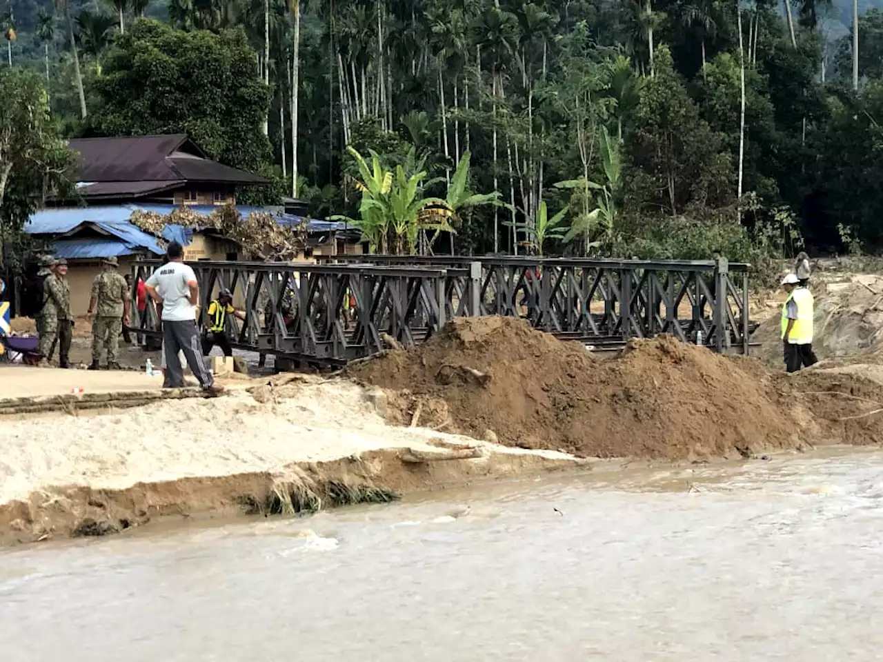 Jambatan sementara Kampung Iboi dibina