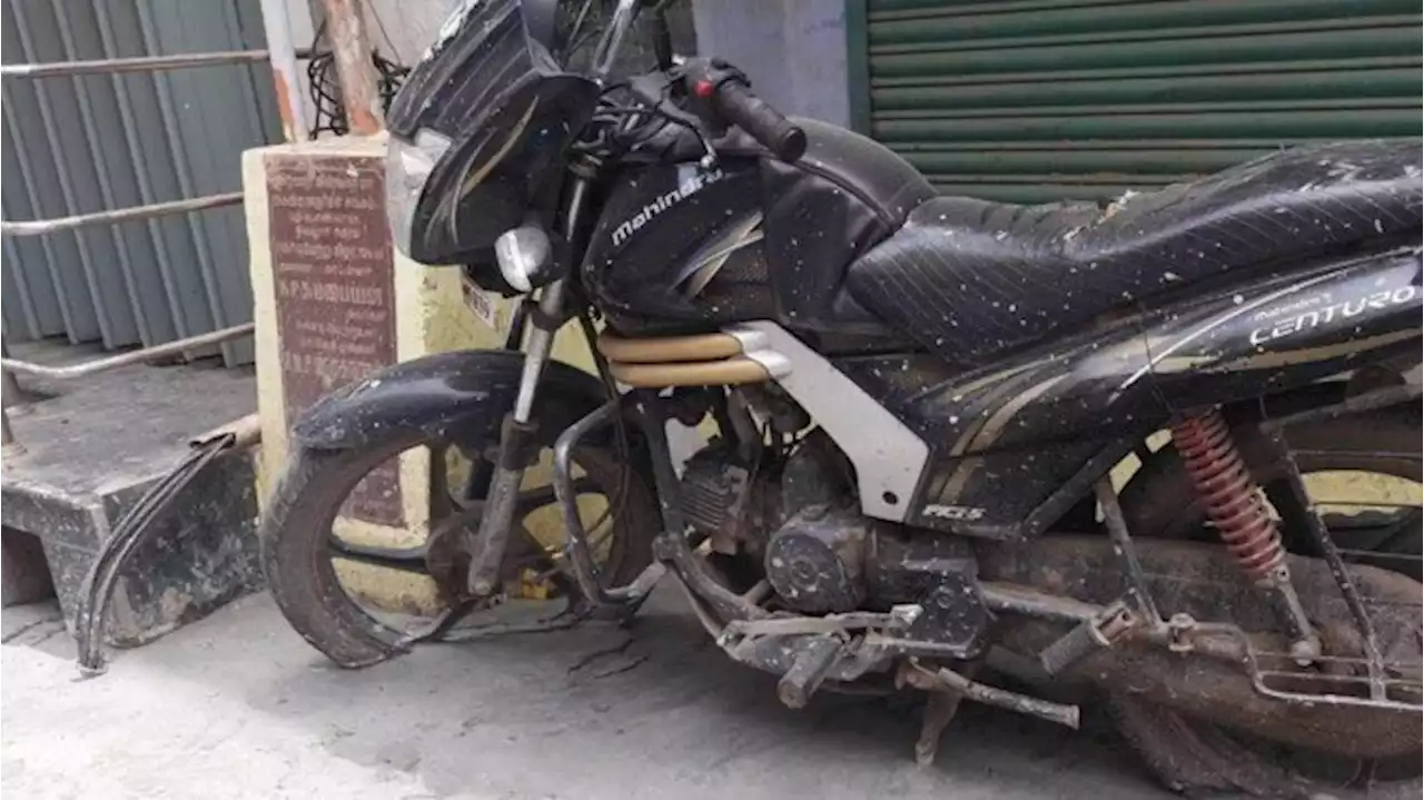 Parkir Depan Toko, Motor Malah Kena Cor Semen di Jalan