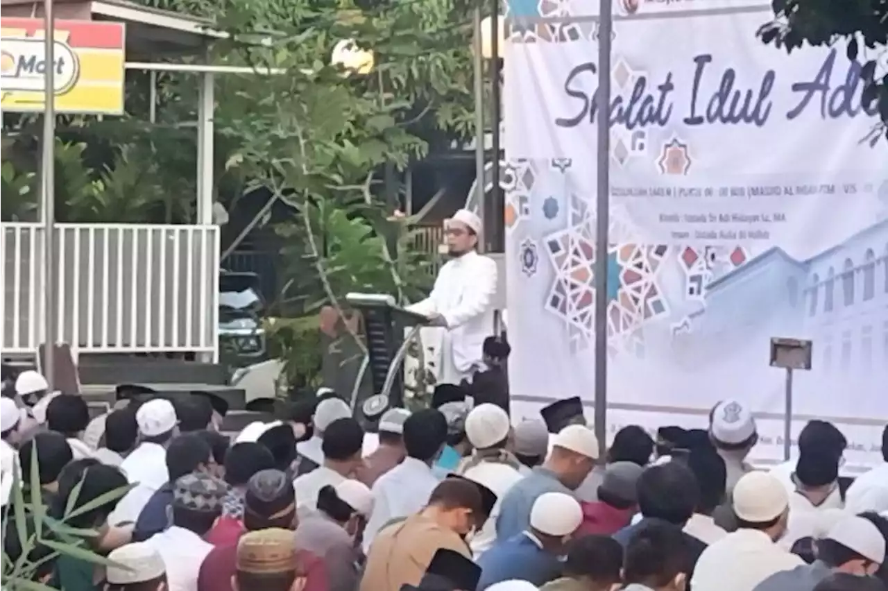 Ustadz Adi Hidayat menjadi khatib shalat Idul Adha di Bekasi