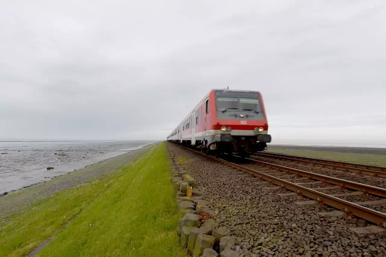 Bombendrohung: Polizei evakuiert Zug – Bahnverkehr nach Sylt eingestellt