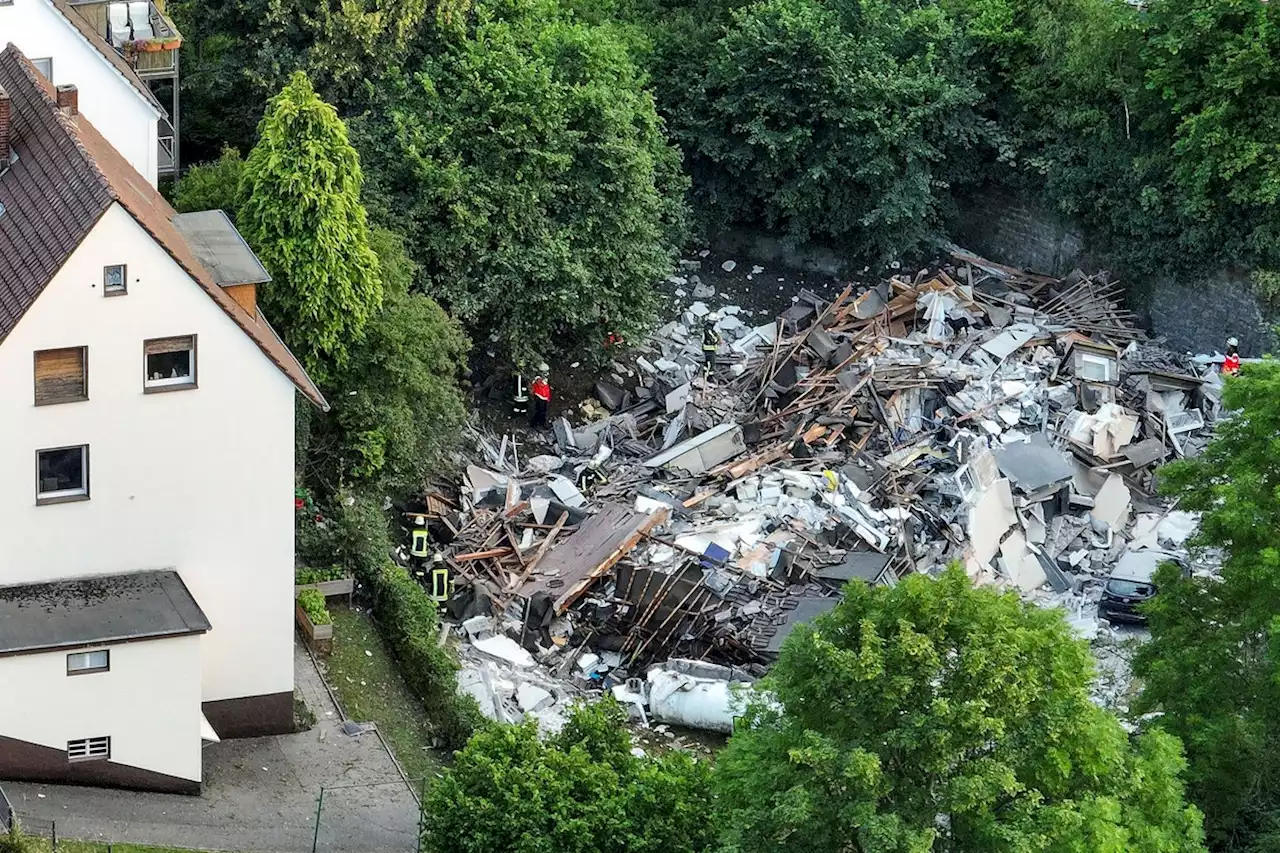 Explosion: Tote Frau nach Hauseinsturz im Sauerland geborgen