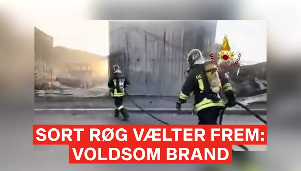 Vælter frem med sort røg: Voldsom brand i Rom