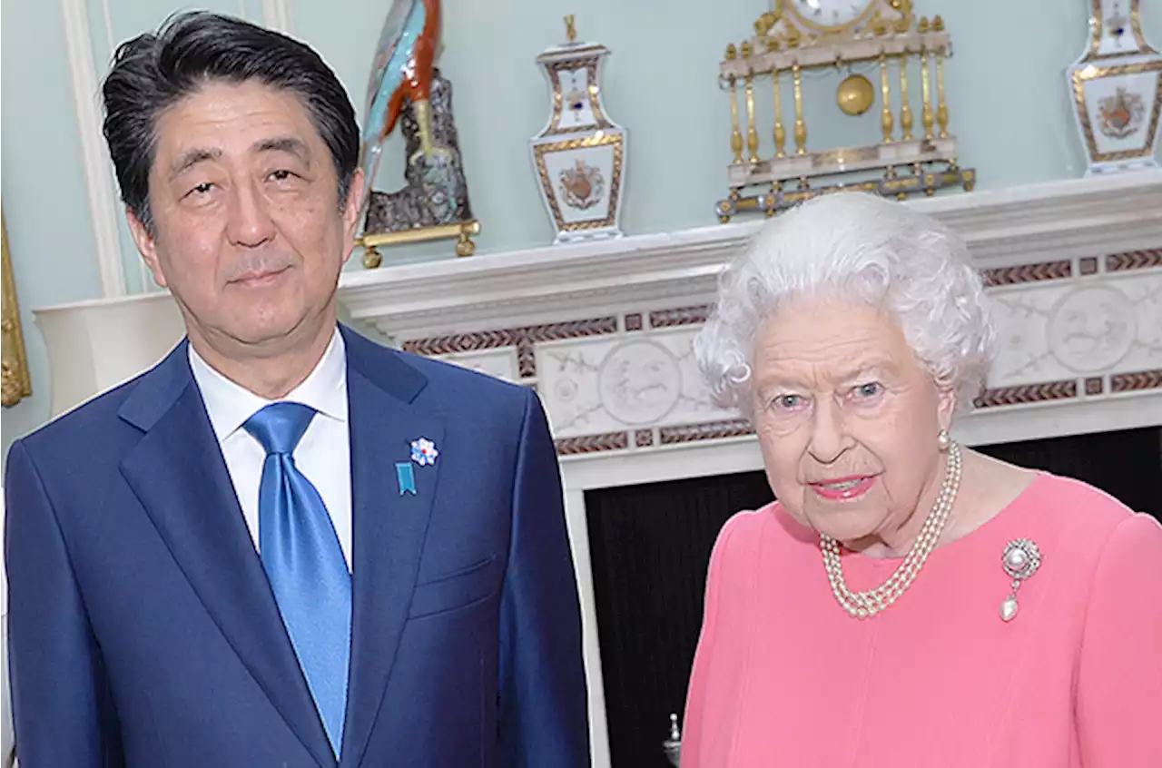 Queen Elizabeth and Prince William mourn former Japanese PM Shinzo Abe following assassination | Channel