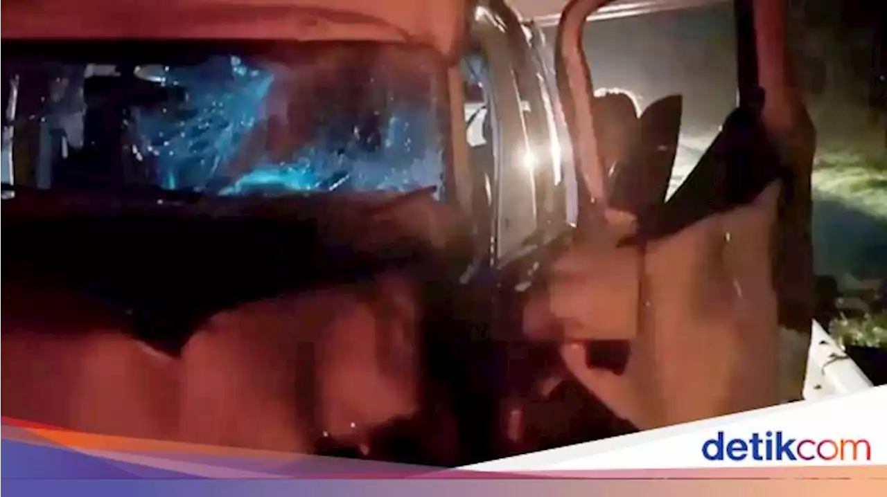 Terlibat Kecelakaan, Mobil yang Ditumpangi Charly Van Houten Ringsek