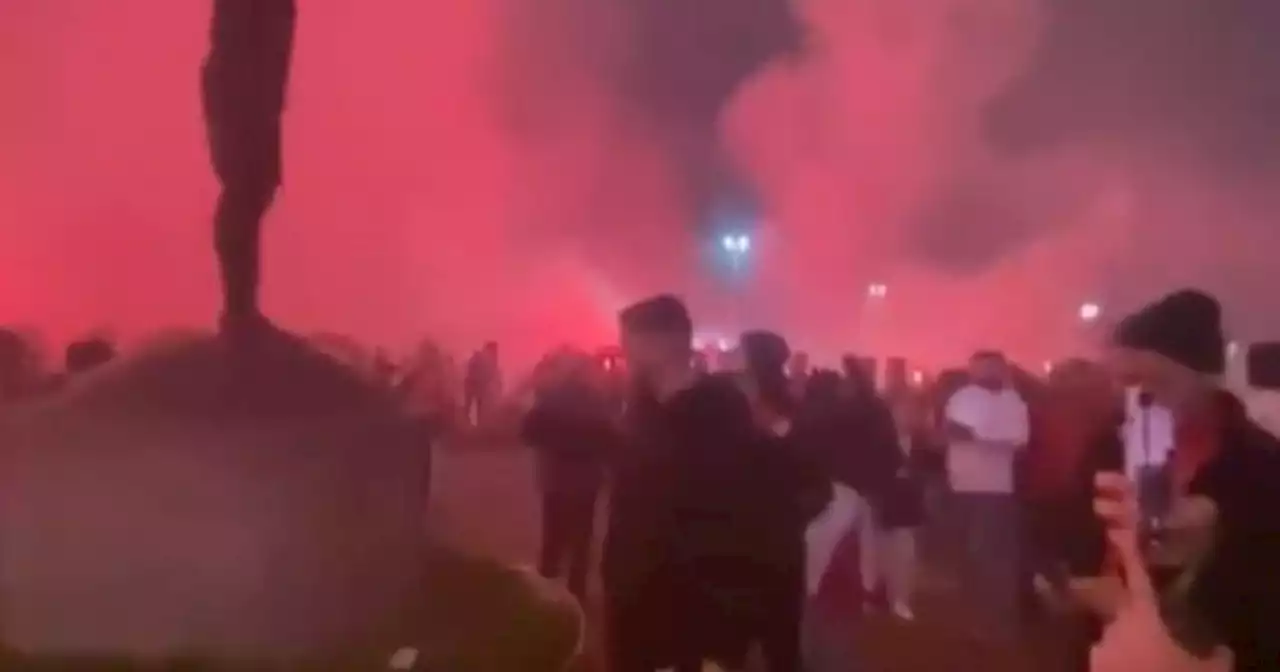 Video viral: el fanático del Gremio que esparció las cenizas de su tío en las puertas del estadio de Inter