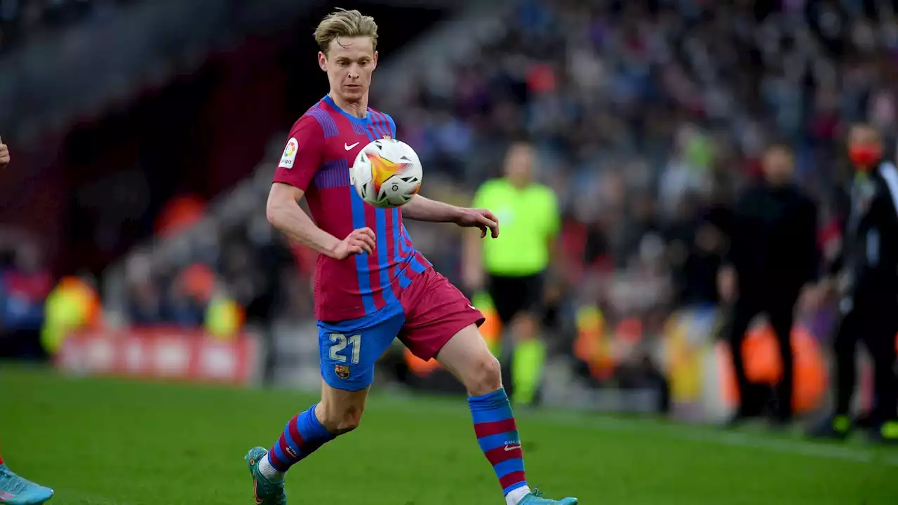 Report claims Chelsea will beat Man Utd to De Jong as their offer 'convinced him much more'