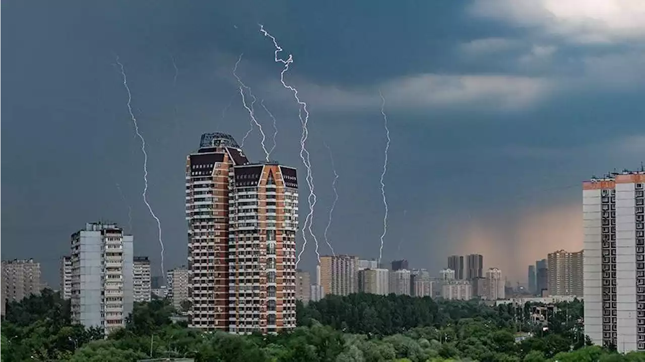 В Московском регионе объявили «желтый» уровень опасности из-за ветра и грозы