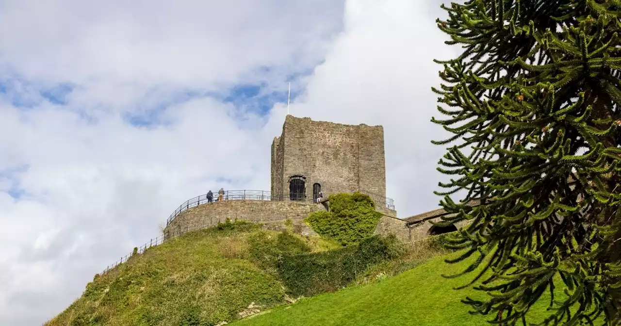 Clitheroe Castle to village walk that features real ale country pub