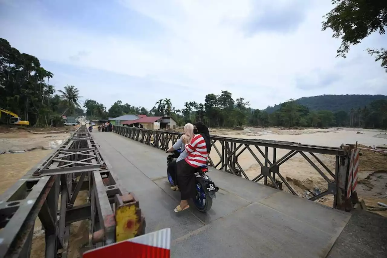 Baling floods: Installation of temporary bridge at Kampung Iboi brings relief to villagers