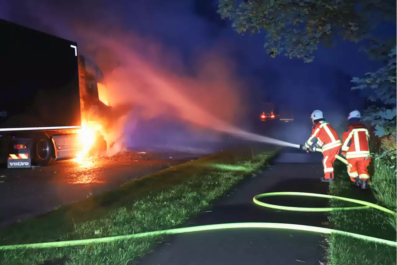 Großeinsatz im Norden: Lkw geht auf Parkplatz in Flammen auf