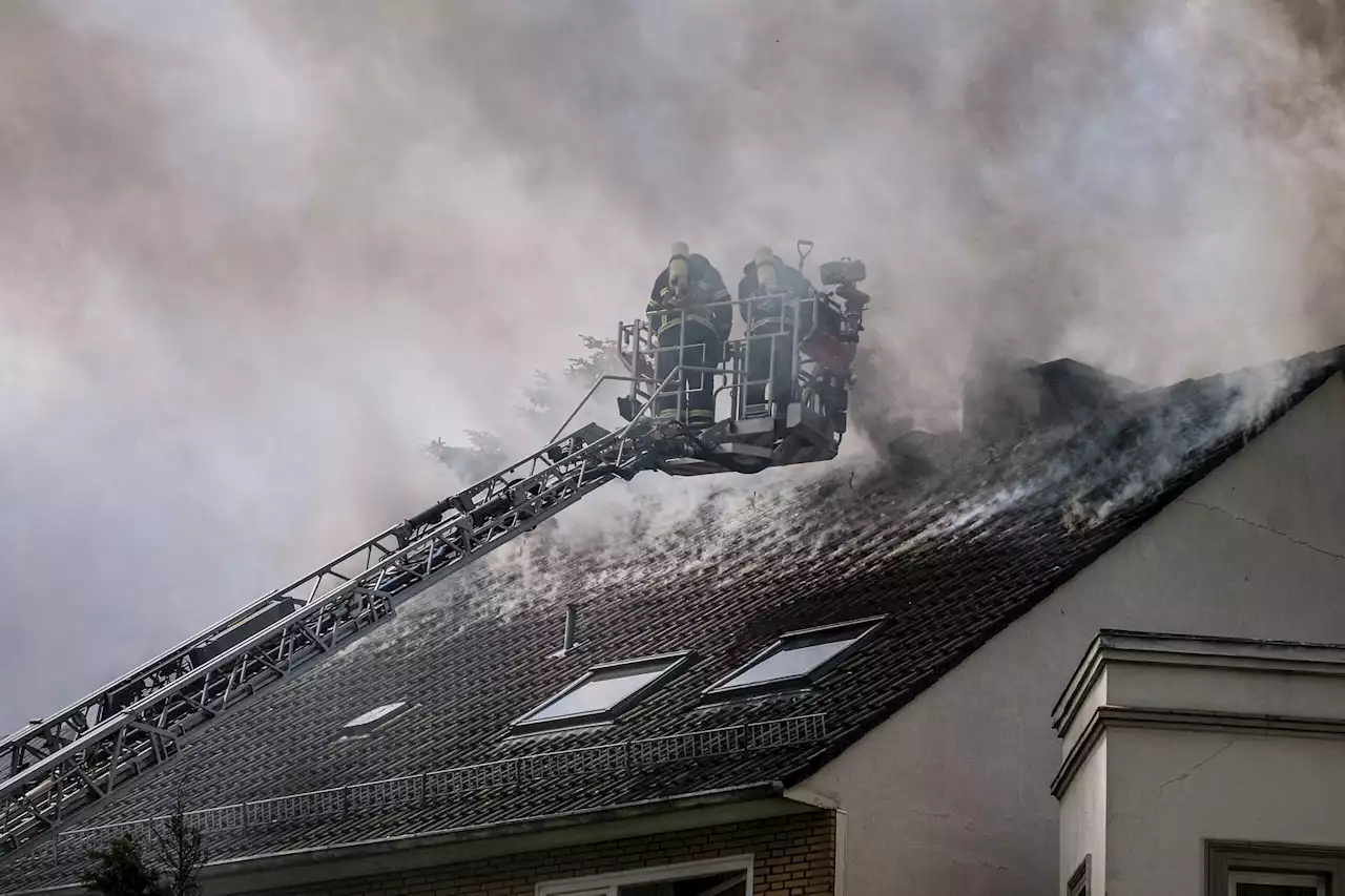 Schwarzer Rauch steigt auf: Feuer in Hamburger Mehrfamilienhaus