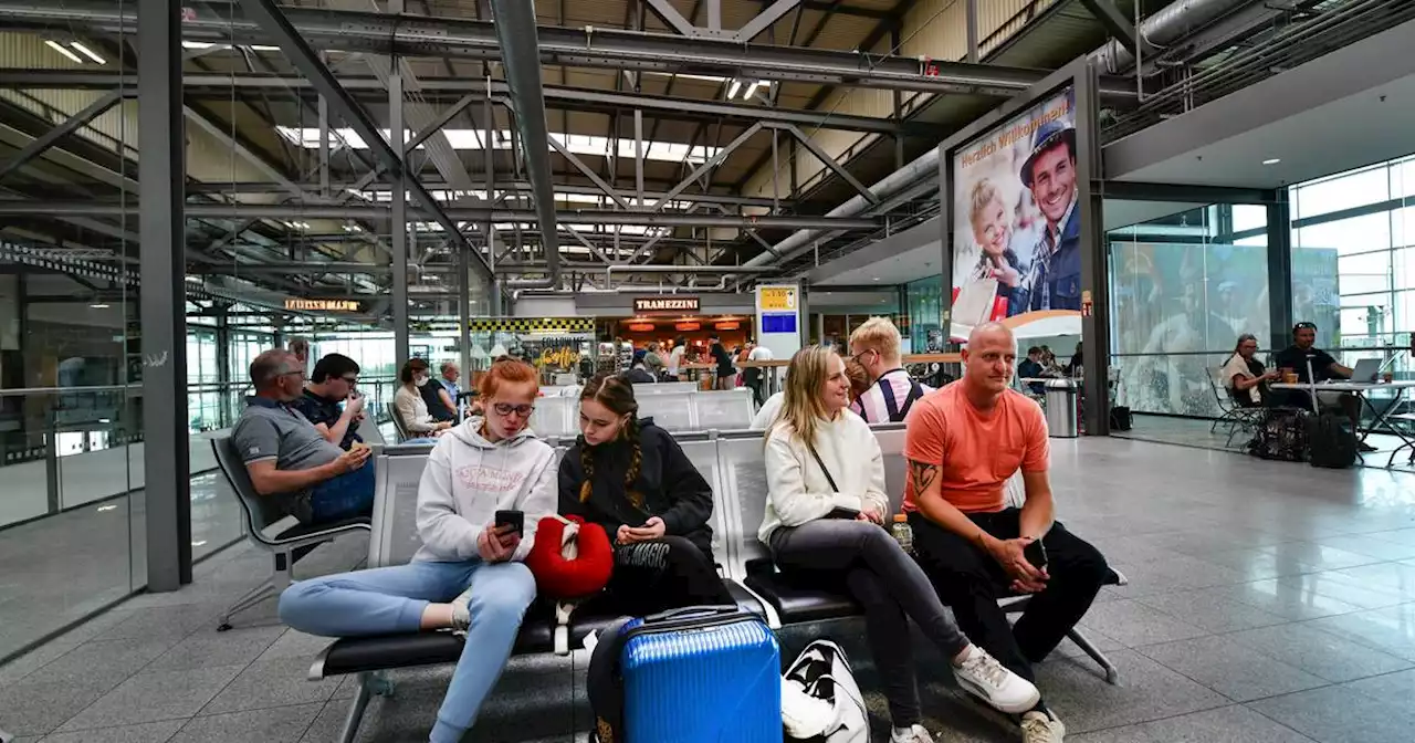 Sommerferien in NRW: Reisende weichen wegen Chaos an Großflughäfen nach Weeze aus