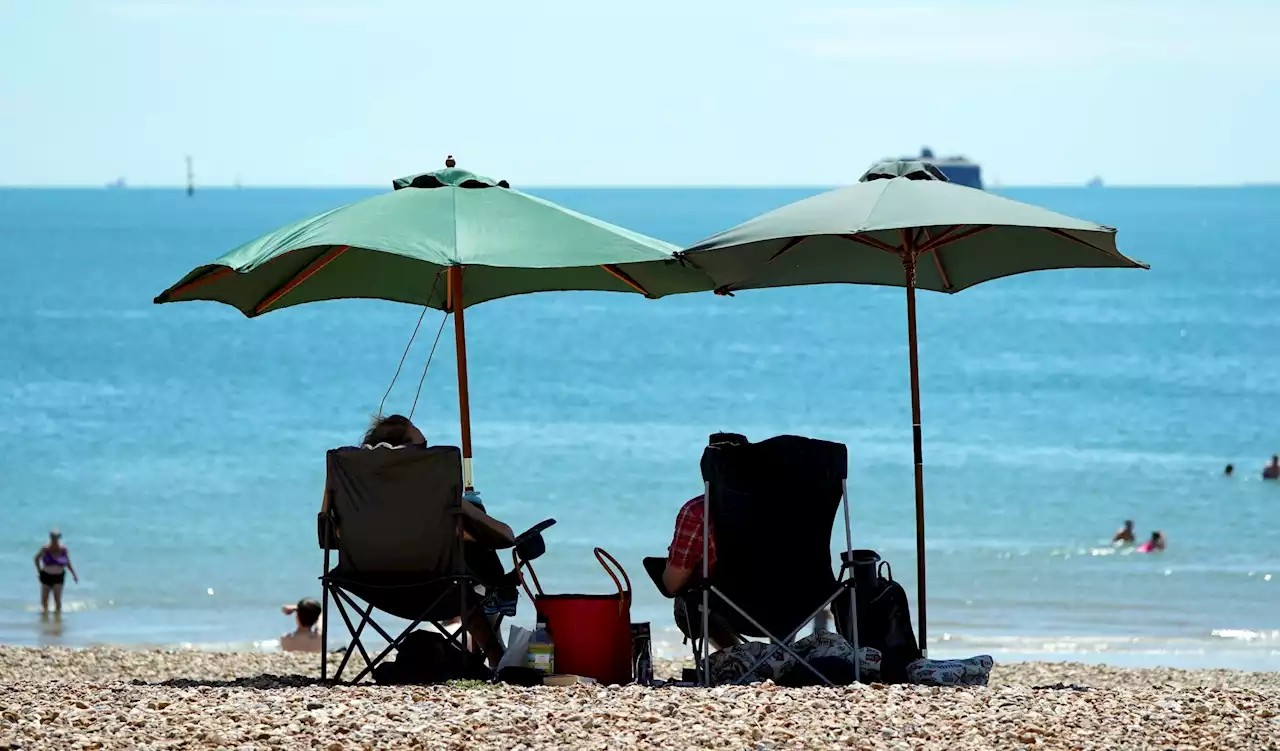 Keep young children out of sun, experts warn as heatwave threatens record 40°C highs