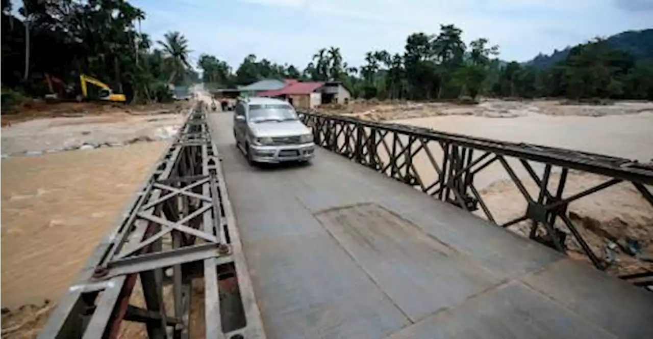 Baling floods: Installation of temporary bridge at Kampung Iboi brings relief to villagers