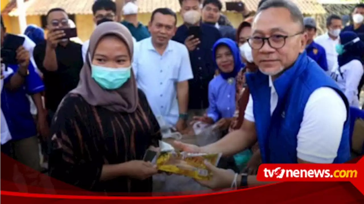 Warga Curhat Soal Cabai Mahal ke Mendag, Zulkifli Hasan Bagikan Minyak Goreng Gratis di Lampung