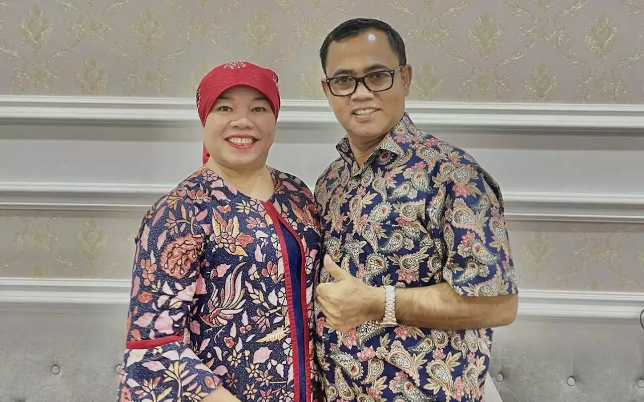 Opa Faisal-Oma Dewi Pamer 'Nongkrong' Bareng, Baju Tak Biasa Hotman Paris Jadi Pusat Perhatian