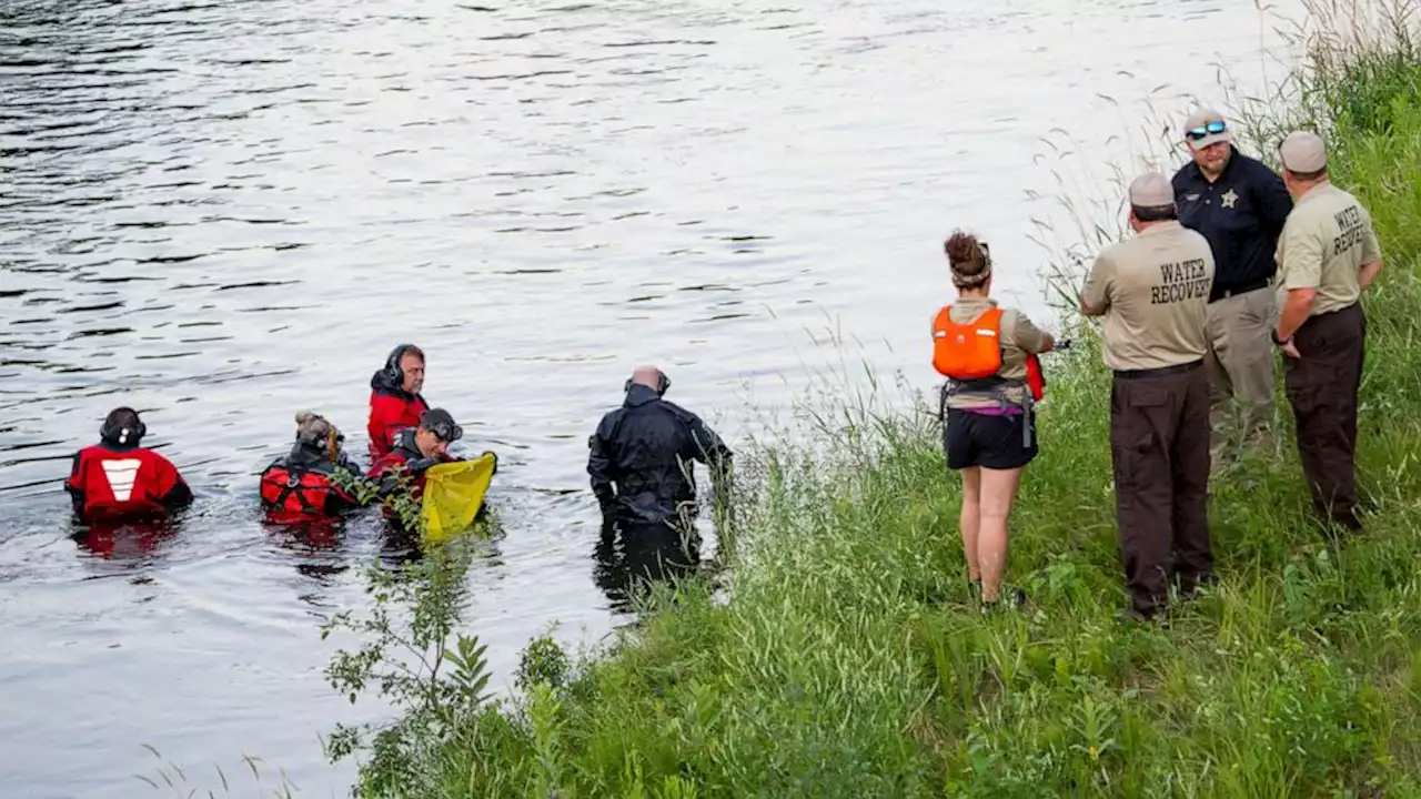 1 dead, 4 wounded in stabbing on Wisconsin river in 'chaotic' scene: Sheriff's office