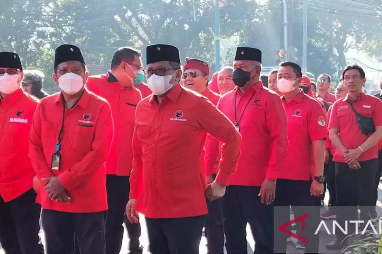 PDI Perjuangan pawai kebudayaan saat daftar Pemilu 2024 ke KPU