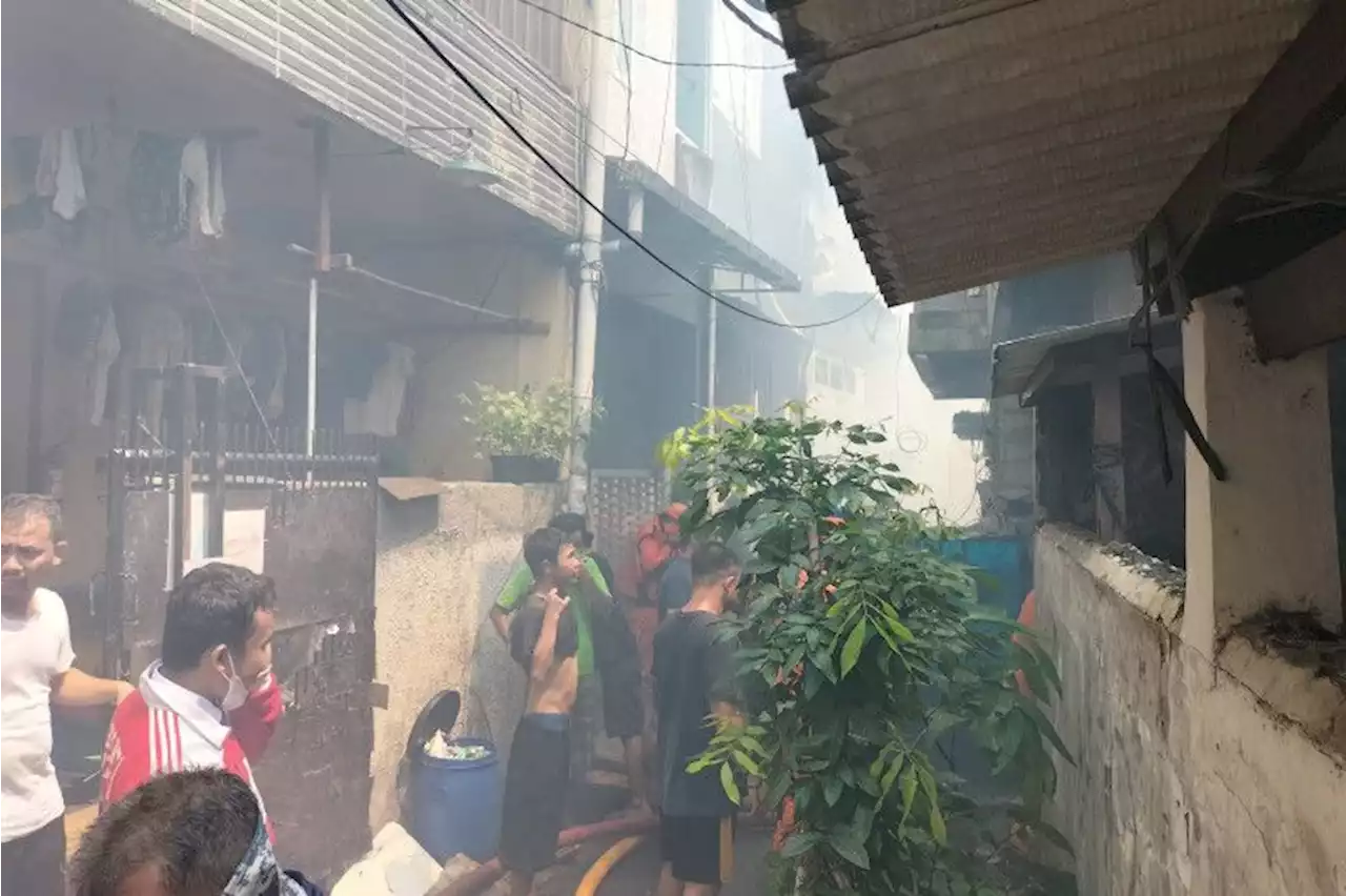 Sebuah rumah terbakar di kawasan Pekojan Jakbar siang ini