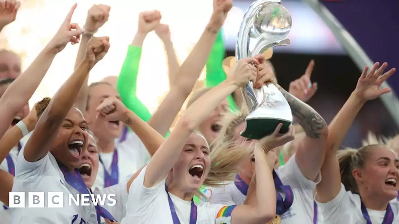 How much do women footballers get paid?