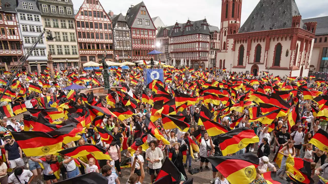 Riesiger Jubel in Frankfurt: Diesen Empfang habt ihr verdient, Mädels!