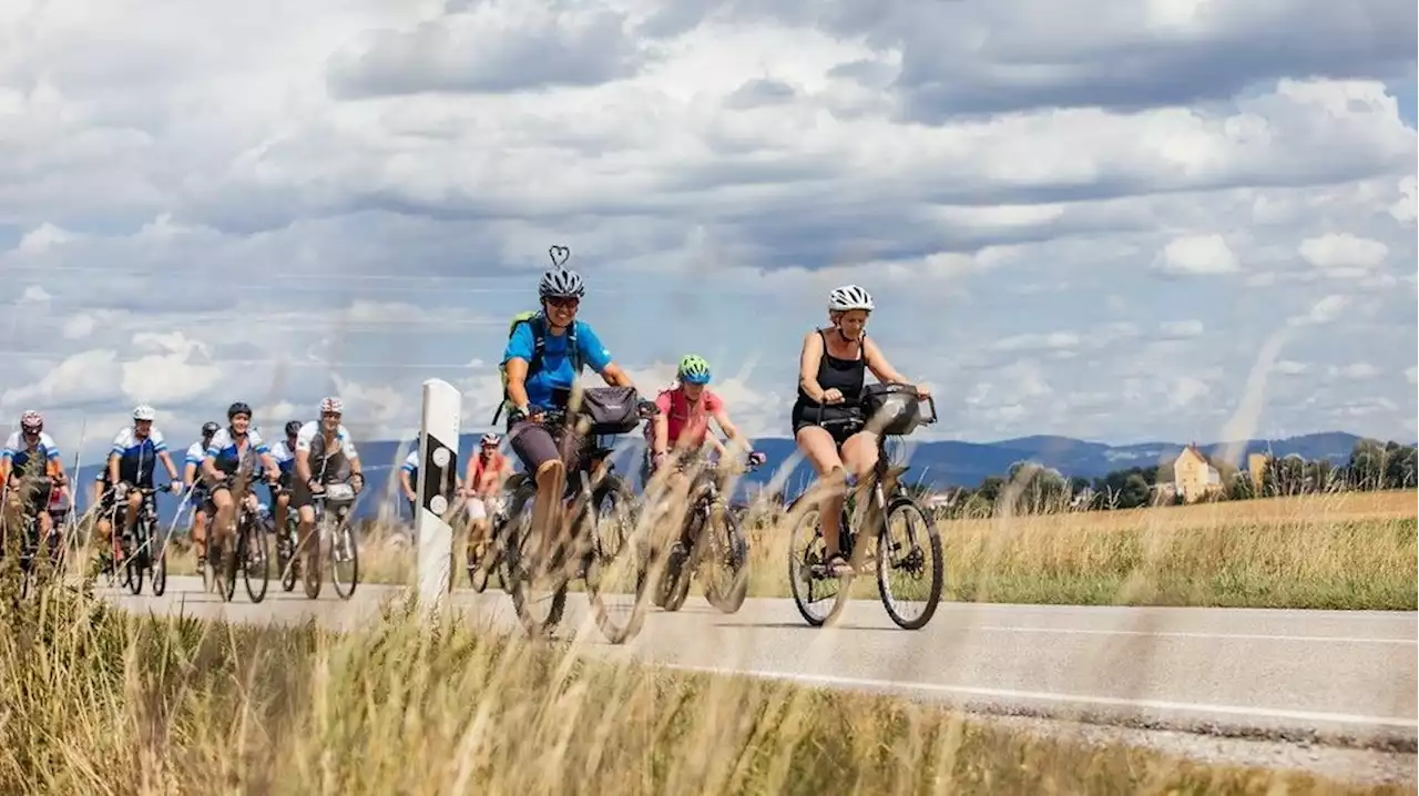 Tausende feiern Ankunft der BR-Radltour in Landau an der Isar