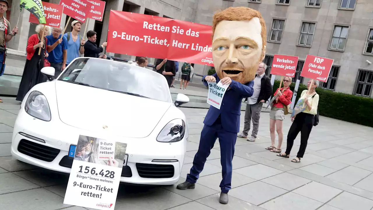 Demo in Berlin: Sie wollen das 9-Euro-Ticket retten